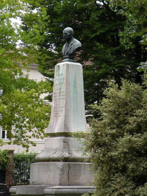  Statue à la mémoire du Comte de Launay